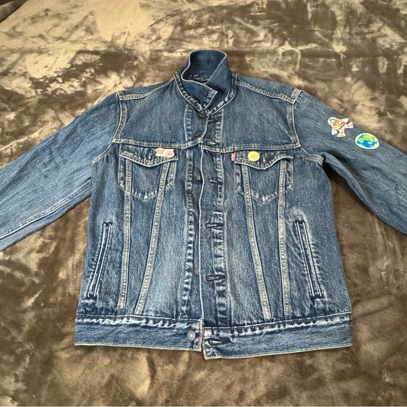 Levis denim jacket women sz s with patchs big e - Picture 1 of 11